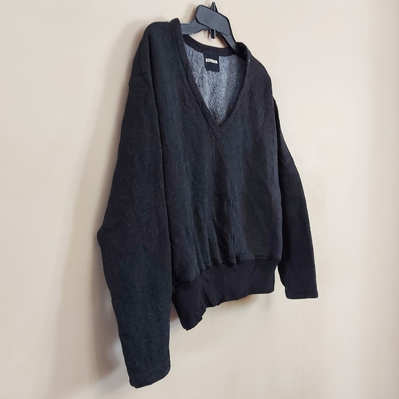 Monro V-neck sweatshirt in gray - Picture 2 of 7